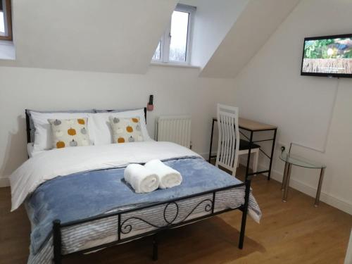 um quarto com uma cama com duas toalhas em Eagle Way Apartment em Peterborough