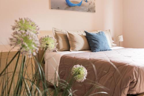 - une chambre avec un lit fleuri dans l'établissement TRILOCALE LUNA, à Riccione