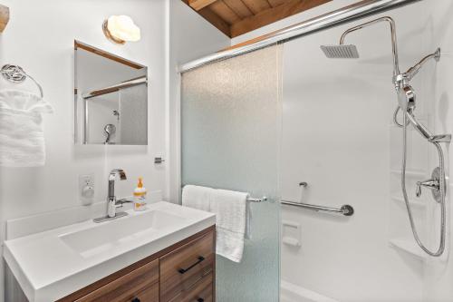 een badkamer met een wastafel en een douche bij Casa de La Rosa in Santa Fe NM in Santa Fe