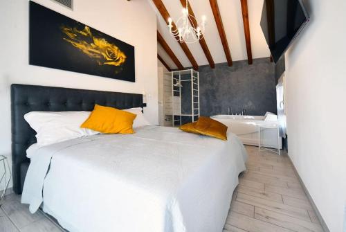 een slaapkamer met een groot bed en een badkamer met een bad bij La casa del gufo - B&B la Casa di Graz in Reggio Emilia