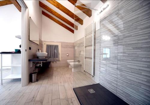 een badkamer met een wastafel en een toilet. bij La casa del gufo - B&B la Casa di Graz in Reggio Emilia