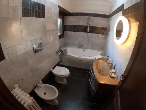 ローマにあるFlavia Apartmentのバスルーム(洗面台、トイレ、バスタブ付)
