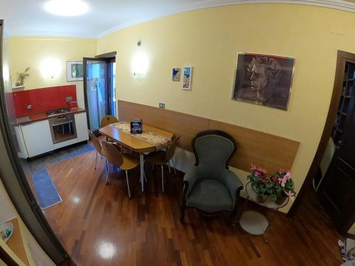 ローマにあるFlavia Apartmentのリビングルーム(ダイニングルームテーブル、椅子付)