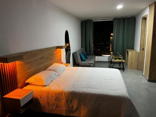 um quarto com uma cama grande e uma cabeceira em madeira em Hospedajes Silk Road em Tuluá