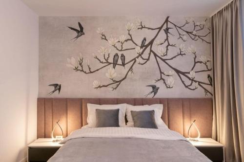ein Schlafzimmer mit einem großen Bett mit Vögeln darauf in der Unterkunft Joy City Stay Nord One N2-66 in Timişoara