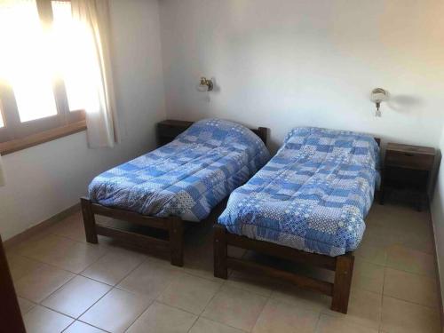 Cette chambre comprend 2 lits jumeaux et une fenêtre. dans l'établissement Departamento muy amplio, 3 habitaciones, 2 baños!, à Junín