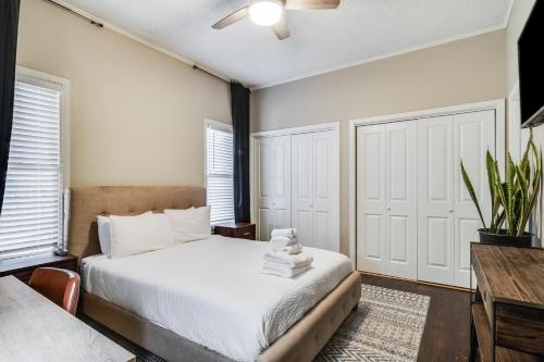 1 dormitorio con 1 cama, escritorio y 2 ventanas en Jefferson Rental, en Lafayette