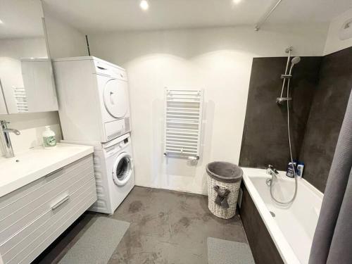 a bathroom with a washing machine and a washer at Grand appartement calme et lumineux in Villeurbanne