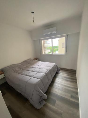 1 dormitorio con 1 cama en una habitación blanca en Vicente Lopez 2 ambientes 4 personas en Florida