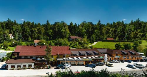 uma vista aérea de um resort com carros estacionados num parque de estacionamento em Gostisce Ulipi em Slovenske Konjice