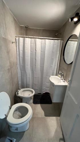 uma casa de banho com um WC e um lavatório em Jameli house em Mendoza