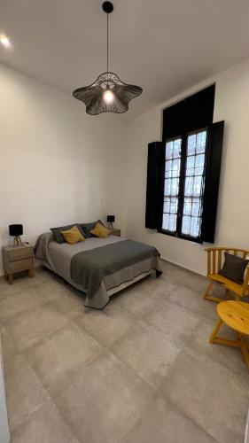 um quarto com uma cama e duas janelas em Jameli house em Mendoza