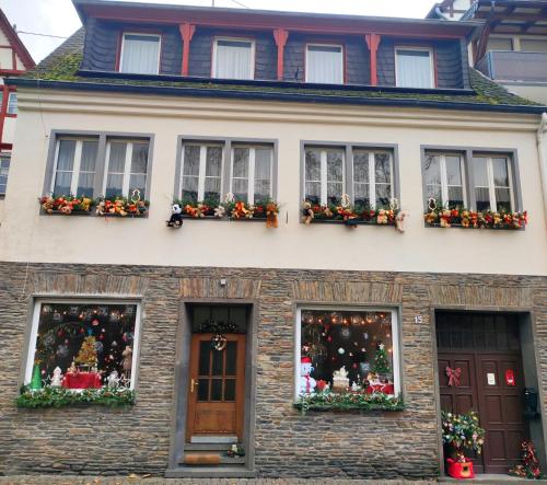 una casa antigua con adornos navideños en las ventanas en Mosel Boutique, en Bruttig-Fankel