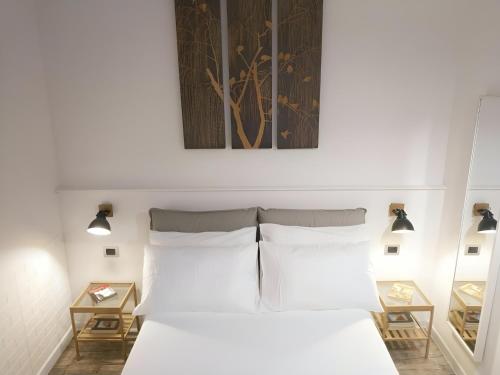 ein Schlafzimmer mit einem weißen Bett mit zwei Lampen in der Unterkunft Bed Napoli in Neapel