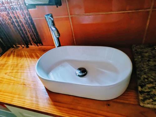 a white sink on a wooden counter in a bathroom at Villa Cococaribic Isla Margarita Venezuela in Paraguachi