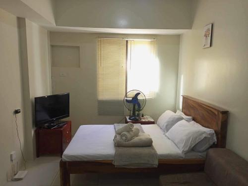 Ένα ή περισσότερα κρεβάτια σε δωμάτιο στο Brenthill Condo