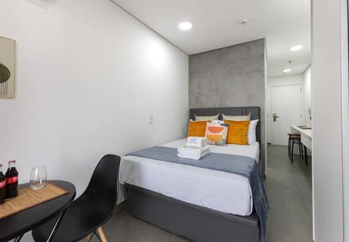 a bedroom with a bed and a table and chairs at Easy Star - Aconchego e Praticidade, próx ao Metrô - ET01H in Sao Paulo