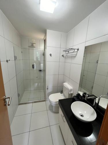 y baño con lavabo, ducha y aseo. en Iloa Residence 202, en Barra de São Miguel
