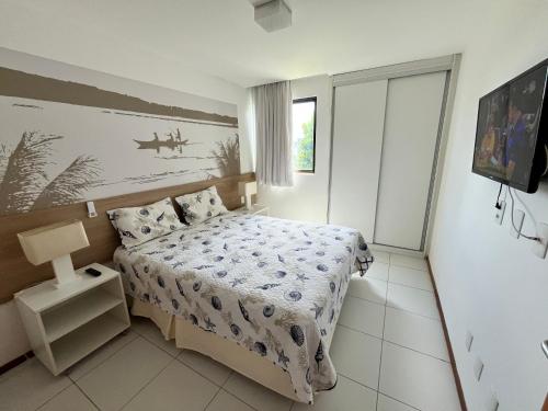 Habitación pequeña con cama y ventana en Iloa Residence 202, en Barra de São Miguel