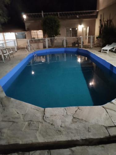 une grande piscine avec une piscine bleue dans l'établissement Espacio arcevia, à Caseros
