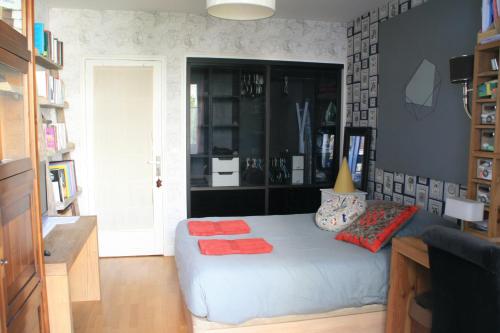 Ένα ή περισσότερα κρεβάτια σε δωμάτιο στο Chambre avec balcon - Parc des Expos Porte de Versailles