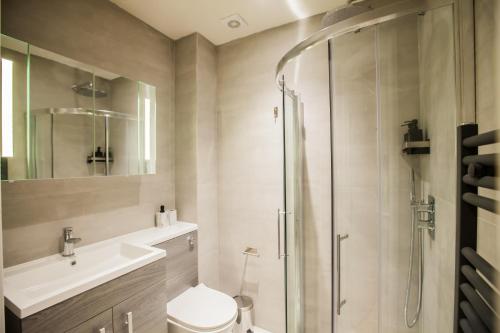 y baño con ducha, aseo y lavamanos. en Luxury Fulham 3 bedroom Garden House en Londres