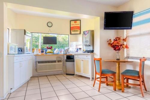 a kitchen with a table and chairs and a tv at Econo Lodge in Crystal River