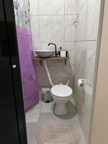 Baño pequeño con lavabo y aseo en Suite 3- Nud Praia bonita Hospedagem, en São Francisco do Sul