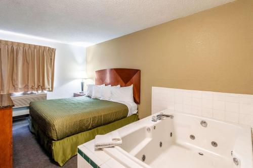 Ένα ή περισσότερα κρεβάτια σε δωμάτιο στο Econo Lodge Inn & Suites Auburn