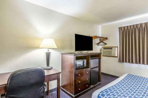 Μια τηλεόραση ή/και κέντρο ψυχαγωγίας στο Econo Lodge Inn & Suites Auburn