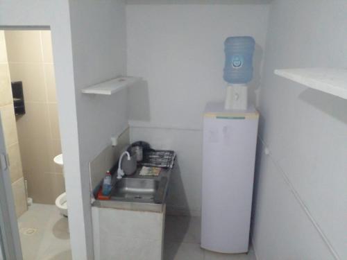 Kuchyň nebo kuchyňský kout v ubytování Kitnet tipo studio cozinha e banheiro privativos Bombinhas