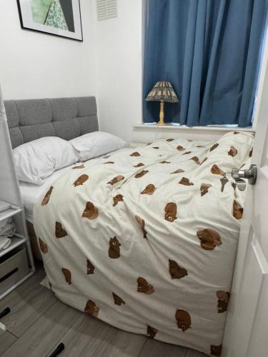 a bedroom with a bed with a blanket with hearts on it at Cozy Room in London in Plumstead