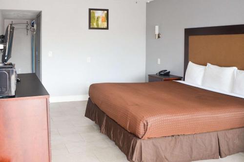 Ένα ή περισσότερα κρεβάτια σε δωμάτιο στο Rodeway Inn Sun City Center