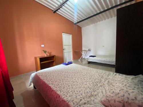 a bedroom with a large bed and a bed istg at Habitación para 1-4 personas in Ibagué