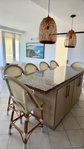 a dining room with a table and chairs at Cimarron Suites Playa Parguito in Aricagua