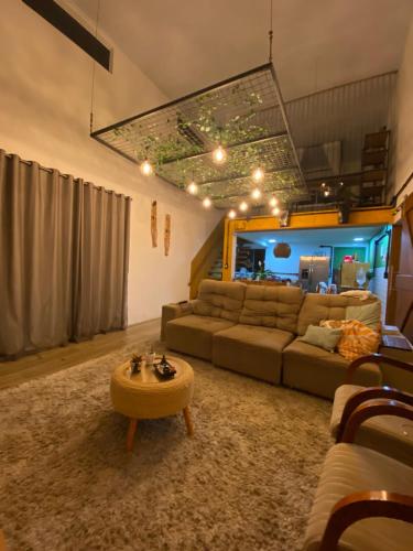 Ruang duduk di Casa de Praia, alto padrão, estilo industrial, 50 metros do mar.