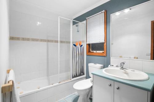 uma casa de banho com um lavatório, um WC e um chuveiro em Price on the Beach 2c em Torquay