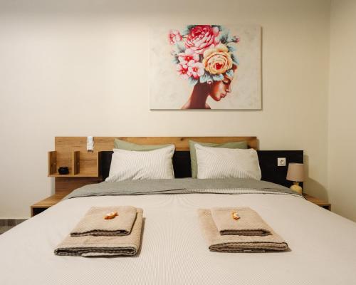 sypialnia z łóżkiem z dwoma ręcznikami w obiekcie Floret Apartment w Salonikach