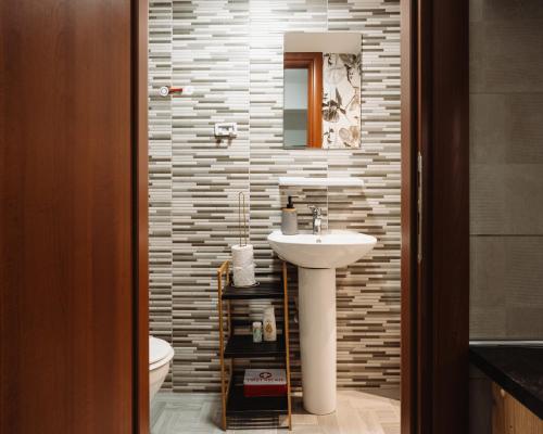 łazienka z umywalką i toaletą w obiekcie Floret Apartment w Salonikach