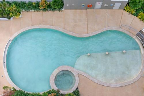 Vista sulla piscina di 'Déjà Blue' Knuckey's King Suite Comfort o su una piscina nei dintorni