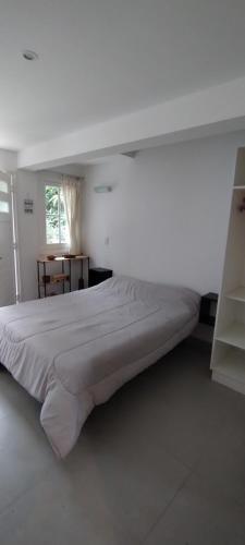 เตียงในห้องที่ Monoambiente totalmente equipado en el bosque