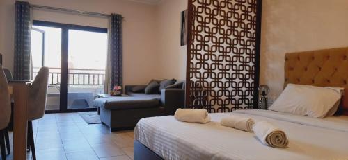 Cet appartement comprend une chambre avec deux lits et un salon. dans l'établissement ALDau heights koko, à Hurghada