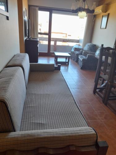 sala de estar con sofá y mesa en Edificio Malevo en Villa Gesell