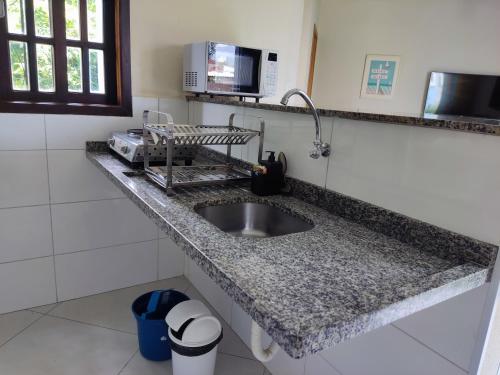 W kuchni znajduje się umywalka i kuchenka mikrofalowa. w obiekcie Casa Azul Perequê w mieście Ilhabela