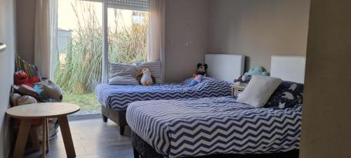 sypialnia z dwoma łóżkami z wypchanymi zwierzętami w obiekcie zona de lagos , barrio country w mieście Colonia Nicolich