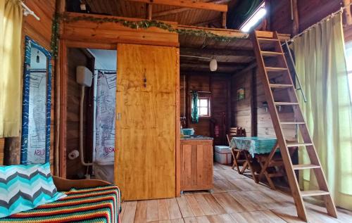 Zimmer mit Etagenbett und Leiter in der Unterkunft Chalé Tribos Livres in Torres