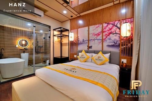 um quarto com uma cama grande e uma banheira em HANZ Friday Premium Hotel em Ho Chi Minh