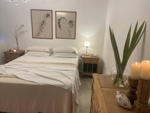 1 dormitorio con 1 cama y 2 mesas con velas en Departamento Exclusivo Playa Grande en Mar del Plata