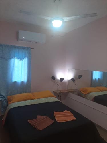 Tempat tidur dalam kamar di Alojamiento Marlugm