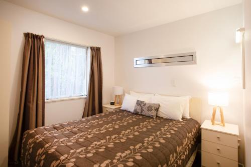 a bedroom with a bed and a window at Casino Court Motor Lodge in Christchurch